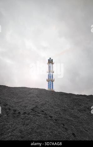 Kohlebestand mit einem Heizkraftschornstein in der Ferne. Stockfoto