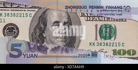 Zerrissene chinesische 5-Yuan-Banknote, die einen 100-Dollar-Schein enthüllt Stockfoto