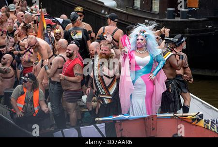 Amsterdam Niederlande 3. August 2024 Eine extravagante Prozession von bunten Booten schlängelt sich durch die Kanäle von Amsterdam für die an Stockfoto