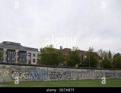 Berliner Mauer, Deutschland. Der Bau begann am 13. August 1961 und fiel am 9. November 1989. Die Regierung der Deutschen Demokratischen Republik (DDR) baute diese über 150 km lange Barriere, um Ost-Berlin vollständig von der übrigen DDR zu isolieren. Gedenkstätte Berliner Mauer in der Bernauer Straße. Abschnitt an der Bernauer Straße, Grenze zwischen Mitte (Ost-Berlin) und Wedding (West-Berlin). Stockfoto