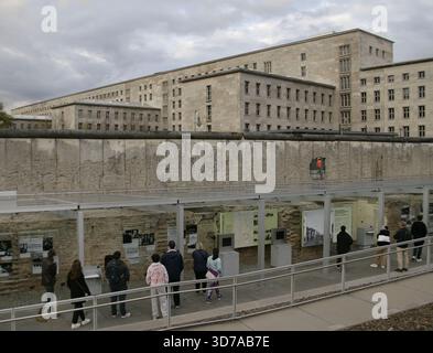Berliner Mauer, Deutschland. Der Bau begann am 13. August 1961 und fiel am 9. November 1989. Die Regierung der Deutschen Demokratischen Republik (DDR) baute diese über 150 km lange Barriere, um Ost-Berlin vollständig von der übrigen DDR zu isolieren. Abschnitt der Mauer an der Niederkirchnerstraße, 1990 als historisches Denkmal ausgewiesen. Es gehört zur Sammlung historischer Überreste des Zentrums für die Topographie des Terrors. Im Hintergrund steht das Reichsluftfahrtministerium (RLM), eine Regierungsbehörde Stockfoto