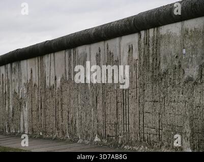 Berliner Mauer, Deutschland. Der Bau begann am 13. August 1961 und fiel am 9. November 1989. Die Regierung der Deutschen Demokratischen Republik (DDR) baute diese über 150 km lange Barriere, um Ost-Berlin vollständig von der übrigen DDR zu isolieren. Gedenkstätte Berliner Mauer in der Bernauer Straße. Abschnitt an der Bernauer Straße, Grenze zwischen Mitte (Ost-Berlin) und Wedding (West-Berlin). Stockfoto