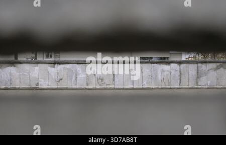 Berliner Mauer, Deutschland. Der Bau begann am 13. August 1961 und fiel am 9. November 1989. Die Regierung der Deutschen Demokratischen Republik (DDR) baute diese über 150 km lange Barriere, um Ost-Berlin vollständig von der übrigen DDR zu isolieren. Gedenkstätte Berliner Mauer in der Bernauer Straße. Abschnitt an der Bernauer Straße, Grenze zwischen Mitte (Ost-Berlin) und Wedding (West-Berlin). Blick auf den sogenannten Todesstreifen, den Bereich zwischen den beiden Betonmauern, aus denen die Berliner Mauer bestand, durch einen Schlitz in der Innenwand. Stockfoto