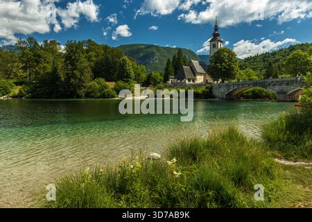Seeblick gegen Kirche in Ribcev Laz in Slowenien Stockfoto