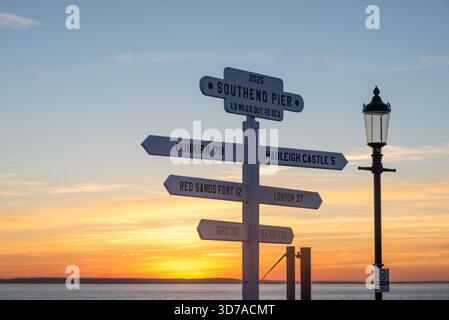 Richtung und Entfernungsposten am Ende des Southend Pier mit Details zu Dunkirk, Hadleigh Castle, Red Sands Fort, London, Sopot und New York Stockfoto