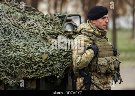 Litauischer Soldat in militärischer Tarnung in der Nähe eines deutschen leichten Panzers Vilkas Stockfoto