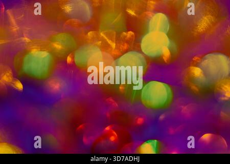 Lebendige abstrakte Lichter und Bokeh-Kreise schaffen eine farbenfrohe, festliche Hintergrundszene Stockfoto