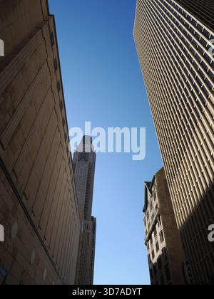 Flacher Blick auf einen architektonischen Canyon mit modernen und historischen Gebäuden, die den Himmel umrahmen. Stockfoto