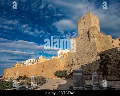 Blick auf die alten Mauern des mittelalterlichen Stadtzentrums von Termoli und den normannischen Burgturm in Molise Italien Stockfoto