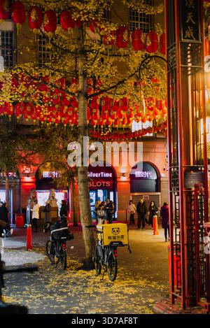 Chinesische Laternen und Fahrräder in Chinatown bei Nacht in London Stockfoto