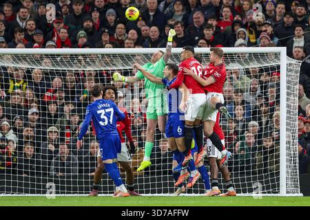 Manchester, Großbritannien. November 2025. Everton Torhüter Jordan Pickford (1) schlägt beim Spiel Manchester United gegen Everton Premier League am 24. November 2025 in Old Trafford, Manchester, England frei. Credit: Phil Duncan/Every Second Media Credit: Every Second Media/Alamy Live News Stockfoto