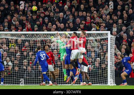 Manchester, Großbritannien. November 2025. Everton Torhüter Jordan Pickford (1) schlägt beim Spiel Manchester United gegen Everton Premier League am 24. November 2025 in Old Trafford, Manchester, England frei. Credit: Phil Duncan/Every Second Media Credit: Every Second Media/Alamy Live News Stockfoto