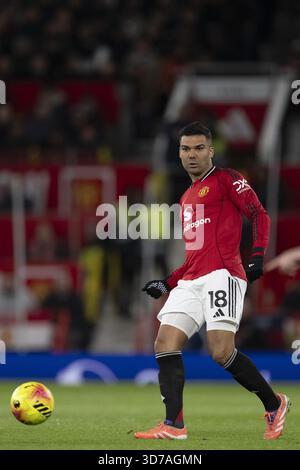 Manchester, Großbritannien. November 2025. MANCHESTER, ENGLAND, 24. November 2025: Casemiro von Manchester United übergibt den Ball während des Premier League-Spiels zwischen Manchester United und Everton in Old Trafford am 24. November. Quelle: SPP Sport Pressefoto. /Alamy Live News Stockfoto