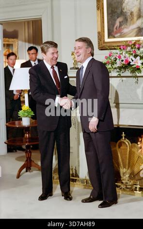 US-Präsident Ronald Reagan mit dem kanadischen Premierminister Brian Mulroney in Rideau Hall, Ottawa, Ontario, Kanada, Präsident Ronald Reagan White House Photographic Office, 5. April 1987 Stockfoto