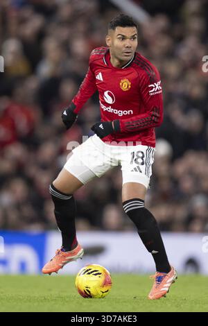 Manchester, Großbritannien. November 2025. MANCHESTER, ENGLAND, 24. November: Casemiro von Manchester United kontrolliert den Ball während des Premier League-Spiels zwischen Manchester United und Everton am 24. November 2025 in Old Trafford. Quelle: SPP Sport Pressefoto. /Alamy Live News Stockfoto