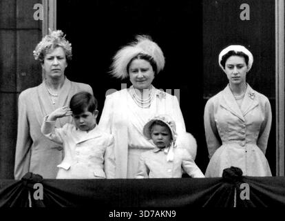 Prinz Charles hält Zeit mit seiner Mutter - Prinz Charles, der auf dem Balkon des Buckingham Palastes steht, folgt seiner Mutter, der Königin, und steht beim Gruß, während die Wachen heute (Donnerstag) an ihrem Souverän vorbeimarschieren, nachdem die Trooping the Colour Ceremony auf der Parade der Pferdewächter in London stattfand. Ebenfalls auf dem Balkon sind Prinzessin Anne, Prinz Charles Schwester: Königin Elizabeth, die Königin Mutter: Prinzessin Margaret: Und die Prinzessin Royal. Die Königin nahm den Gruß an den Toren des Palastes, nachdem sie ihre Truppen vom Paradeplatz zurückgeführt hatte. 11. Juni 1953. (Foto von Reuterphoto). Stockfoto