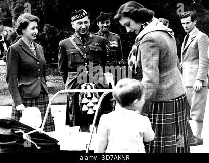 1951 hielt Prinzessin Margaret Prinz Charles Hand, während die Königin mit Mitgliedern einer kanadischen Rohrband sprach. Ein Zuschauer hatte keine Augen für seine Königin. Sie konzentrierten sich auf ihre Schwester. Dieser Mann ist wieder Townsend. Mai 1955. (Foto von Towsend). Stockfoto