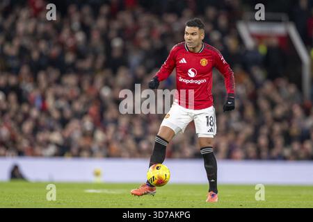 Manchester, Großbritannien. November 2025. MANCHESTER, ENGLAND, 24. November: Casemiro von Manchester United kontrolliert den Ball während des Premier League-Spiels zwischen Manchester United und Everton am 24. November 2025 in Old Trafford. Quelle: SPP Sport Pressefoto. /Alamy Live News Stockfoto