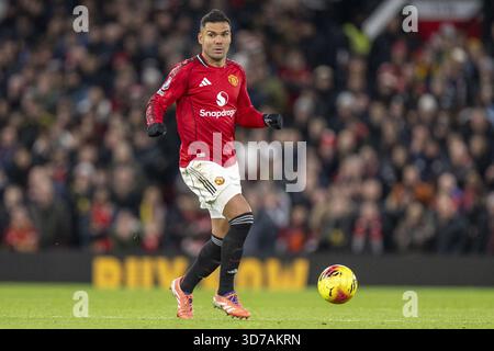 Manchester, Großbritannien. November 2025. MANCHESTER, ENGLAND, 24. November: Casemiro von Manchester United kontrolliert den Ball während des Premier League-Spiels zwischen Manchester United und Everton am 24. November 2025 in Old Trafford. Quelle: SPP Sport Pressefoto. /Alamy Live News Stockfoto