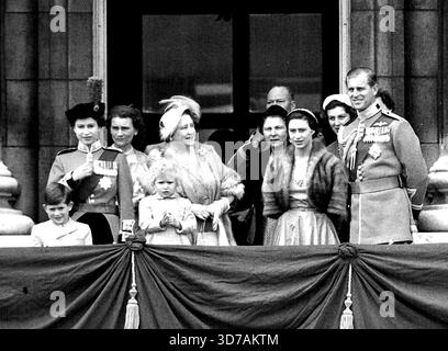 Auf dem Balkon - vom Balkon des Buckingham-Palastes die Königin mit Prinz Charles, der Herzogin von Gloucester, der Königin Mutter, Prinzessin Anne, Herzog von Gloucester (Unbekannte Frau), Prinzessin Margaret, Prinzessin Alexandra und Duke of Edinburgh: beobachten Sie die jubelnden Menschenmassen heute Nachmittag. Die Königin ritt heute auf dem Polizeipferd Winston vom Buckingham-Palast, um den Gruß bei der Trooping the Colour-Parade zu nehmen, die ihren offiziellen Geburtstag feiert. Juni 1954. (Foto: Paul Popper, Paul Popper Ltd.) Stockfoto