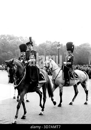 Königin und Herzog nach der Trooping-Zeremonie - Königin Elizabeth, die die Uniform als Oberst, Goldstream-Wachen und Seitensattel trägt, wird vom Herzog von Edinburgh (rechts) begleitet, als sie nach der Parade der Pferdehüterparade der Trooping the Color-Zeremonie am Buckingham-Palast ankommt. Der Herzog, der heute 33 Jahre alt ist, trägt die Uniform des Oberst der walisischen Wachen. 10. Juni 1954. (Foto von United Press Photo). Stockfoto