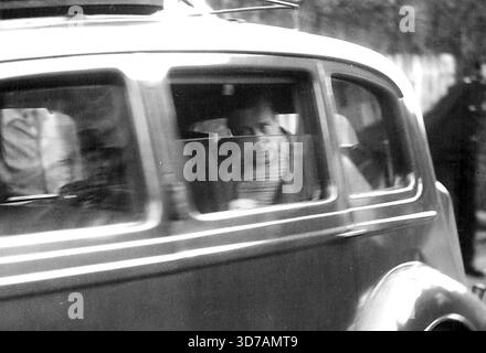 Duke of Windsor kommt nach England – der Duke of Windsor kam am 7. Januar in London an. Er aß mit Mr. Und Mrs. Winston Churchill in ihrem neuen Haus in Hyde Park Gate, S. W. früher war der Duke nach Marlborough House gegangen, London, dem Haus von Queen Mary. Er sagte, er sei zu dem König gekommen, von dem er wusste, dass er für die Generalversammlung der Vereinten Nationen in London sein würde. Der Duke of Windsor verließ den südenglischen Hafen Newhaven nach London. Januar 1946. (Foto mit Spiegelfunktionen). Stockfoto