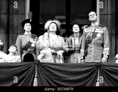 Sehen Sie die RAAF-Flug vorbei - die Königin, Herzog von Edinburgh Prinz Charles, Prinzessin Anne, Königin Elizabeth, die Königin Mutter und Prinzessin Margaret, auf dem Balkon im Buckingham-Palast heute kochen Sie bei den Jet-Jäger von Geschwadern der königlichen Hilfskraftwaffe, während sie in einer zeremoniellen Fliege vorbeifliegen - vorbei zu Ehren des Geburtstags der Königin. Die königliche Familie war gerade von der Pferdewache-Parade zurückgekehrt, bei der ihre Majestät die Farbzeremonie besiegte. Juni 1954. (Foto: Paul Popper, Paul Popper Ltd.) Stockfoto