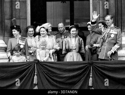 Die Trooping the Colour Ceremony - Eine glückliche Gruppe der königlichen Familie, die auf dem Balkon des Buckingham Palastes zu sehen ist und den Jubel der Massen unter uns nach der Trooping the Colour Ceremony heute anerkennt. Von links ist zu sehen: S.M. die Königin mit ihrem kleinen Sohn S.R.H. Prinz Charles: S.R.H. die Herzogin von Gloucester (direkt hinter) S.M. Königin Elizabeth die Königin Mutter mit S.R.H. Prinzessin Anne: S.R.H. die Prinzessin Royal im Gespräch mit S.R.H. dem Herzog von Gloucester (hinter) S.R.H. Prinzessin Margaret: S.R.H. Prinzessin Alexandra von Kent mit ihrer Mutter S.R.H. der Herzogin von Kent (hinten) S.R.H. dem Herzog Stockfoto