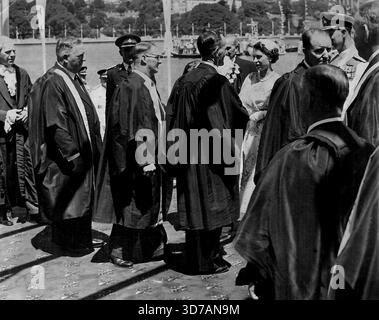 ***** stadtrat T. Wright chatet informell mit der Königin ***** Kurz nach Ihrer Majestät und dem Herzog von Edinburgh ***** Bei Farm Cove. Wright war einer von zwei Kommunisten, die der Königin bei der Landung vorgestellt wurden. Februar 1954. Stockfoto