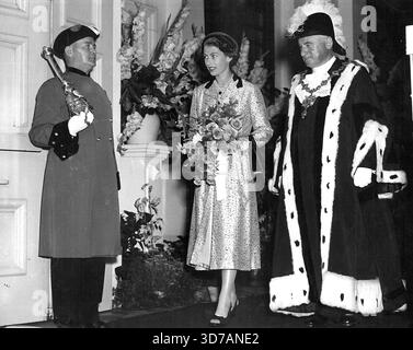 Bewunderung. Mit einem schönen Blumenstrauß geht die Queen an einem der Anwesenden des oberbürgermeisters vorbei, der einem Blick auf die Queen bei einem Bürgerempfang zur Royal Party im Rathaus von Wellington nicht widerstehen konnte. 30. Januar 1954. Stockfoto