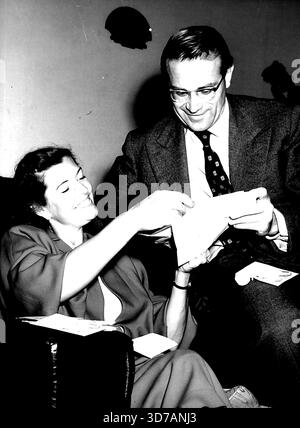 Ein beliebter ChampionChampion Drobny mit seiner Frau, die die vielen Glückwunschtelegramme in ihrem Haus in Lingfield liest. Jaroslav Drobny, 32 Jahre alter ehemaliger Tschechier und jetzt aus Ägypten, der die Herzen aller Tennisbegeisterten durch sein großartiges Spiel gewann, in dem er Ken Rosewall besiegte. Die Young Australia, die im Finale der Herren-Singles der Wimbledon-Tennismeisterschaften auf dem Mittelfeld stehen, sind heute ein beliebter Champion in Großbritannien. Juli 1954. (Foto: Paul Popper, Paul Popper Ltd.) Stockfoto