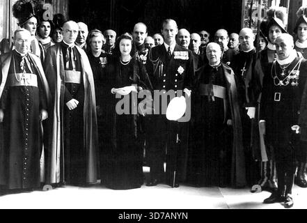 Prinzessin Und Herzog Sehen Den Papst... Prinzessin Elizabeth (Mitte) mit dem Herzog von Edinburgh (zu ihrer Linken), zu sehen, als sie eine private Audienz mit dem Papst hatten. Prinzessin Elizabeth trug ein schwarzes Velourkleid, das bis zu Boden reicht, und einen schwarzen Schleier aus spanischer Spitze, wurde Prinzessin Elizabeth, begleitet vom Herzog von Edinburgh, von Papst Pius XII. in einer Audienz empfangen. der Herzog war in Marinestrau. April 1951. Stockfoto