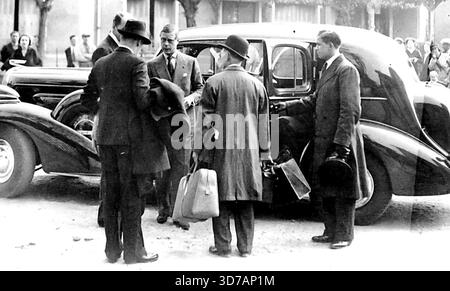 Herzog kommt am Chateau de Cande an. -- der Herzog von Windsor sprach mit Beamten, bevor er in Mrs. Simpsons Auto einstieg, das in Venneuil auf ihn wartete. Der Herzog von Windsor fuhr die ganze Nacht mit dem Arlberg-Express von Salzburg nach Verneuil, eine halbe Stunde von Paris entfernt. Von dort fuhr er zum Chateau de Cande, wo Mrs. Simpson wohnt. Mai 1937. (Foto von Keystone). Stockfoto