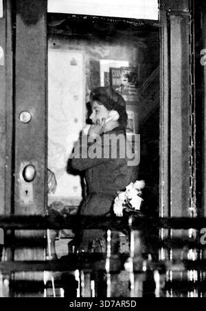 Prinzessin Elizabeth II. Telefoniert aus Kanada ***** Fragen Sie nach dem König -- fotografiert auf dem königlichen Zug in einem Nebengleis vor dem Dorval Airport, kurz nach ihrer Ankunft wird Prinzessin Elizabeth beim Anruf mit der Königin im Buckingham Palace gesehen. Eines der ersten Dinge, die Prinzessin Elizabeth nach ihrer Landung auf dem Dorval Airport in der Nähe von Montreal tat, war, ihre Mutter, die Königin im Buckingham Palace, anzurufen, ihr von ihrer sicheren Ankunft zu erzählen und um Nachrichten über die Gesundheit des Königs zu bitten. Oktober 1951. (Foto von Fox Photos). Stockfoto