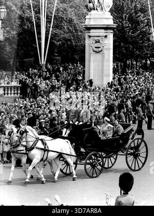 Zurück zum Palast - Königin Elizabeth, die Königin Mutter Prinzessin Margaret, Prinz Charles und Prinzessin Anne fahren heute an jubelnden Menschenmassen in der Mall vorbei, während sie zum Buckingham Palace zurückkehren, nachdem sie die Zeremonie „Trooping the Colour“ bei der Parade der Pferdewache beobachtet haben. Der brillante Prunk von Trooping the Colour feierte den offiziellen Geburtstag ihrer Majestät. Ihr tatsächlicher Jahrestag ist am 21. April, als sie 28 war. Juni 1954. (Foto: Paul Popper, Paul Popper Ltd.) Stockfoto