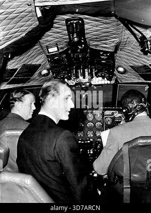 Der Herzog von Edinburgh fliegt im ersten Jet Air-Liner der Welt - der Herzog von Edinburgh sitzt auf dem Kometen, bevor er zu einem Flug aufbricht, der über eine Stunde dauerte. Auf der linken Seite befindet sich der Chef-Testpilot von de Havillands John Cunningham.der Duke Edinburgh besuchte die Flugzeugfirma de Havilland in Hatfield, wo er die neueste Entwicklung von Düsenflugzeugen sah, darunter den Kometenjet-Luftliner, der im Mai mit B.O.A.C. in Dienst gestellt wird. 2. April 1952. (Foto von United Kingdom Information Service) Stockfoto