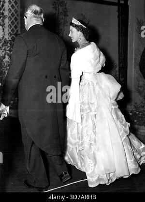 Königin Elizabeth unterhält sich mit dem Lord Mayor of Hobart, Sir Richard Harris, nachdem sie für den Civic Ball angekommen ist. Ihre Majestät trug ein Kleid aus blasslilafarbenem Organza in weiß bestickt. März 1954. Stockfoto
