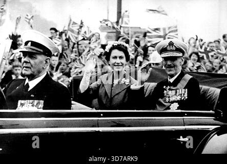 Die Königin besucht Norwegen -- H.M. Königin Elisabeth mit dem 83-jährigen König Haakon, der nach der Ankunft in Oslo zum Königspalast fährt. Die Königin Elizabeth mit dem Herzog von Edinburgh wurde herzlich willkommen geheißen, als sie auf ihrem dreitägigen Staatsbesuch in Loso, Norwegen, an Bord der Royal Yacht 'Britannia' ankamen. Juni 1955. (Foto: Sport & General Press Agency Limited). Stockfoto