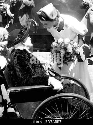 Queen Elizabeth unterhält sich mit Mrs. Elizabeth Bailey, 90 Jahre alt, in Marton Junction, Neuseeland. Erinnerungen - Queen Elizabeth hat einen weichen Platz für ältere Menschen. Dieser große Moment im Leben von Mrs. Elizabeth Bailey, 90 Jahre alt, ereignete sich in Marton Junction, als die Königin für ein paar Stunden den Royal Train verließ. Januar 1954. Stockfoto