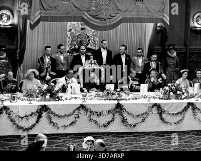 Ihre Majestät und der Herzog Mittagessen in der Guidhall - die Szene beim Mittagessen in der Guidhall heute. Von links nach rechts sind der Herzog von Gloucester, die Königin, der Oberbürgermeister (Sir Rupert De La Bere), Ihre Majestät die Königin, S.H. der Herzog von Edinburgh, die Lady Mayoress, Prinzessin Margaret und die Herzogin von Gloucester. 12. Juni 1953. (Foto von Paul Popper). Stockfoto