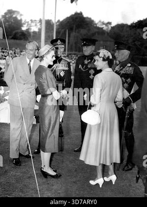 Die Königin unterhält sich mit Lady Eden die Königin unterhält sich mit Lady Eden, die mit ihrem Mann, dem britischen Premier Anthony Eden, einem alten Kameraden des Regiments, bei der königlichen Inspektion des Royal Rifle Corps in St. Cross, Winchester Hampshire, heute (Montag) war. Mit Sir Anthony im Hintergrund ist der Duke of Edinburgh. Als Oberst inspizierte die Königin das Regiment bei der Parade, die ihr zweihundertjähriges Bestehen einstufte. Juli 1955. (Foto von Reuterphoto). Stockfoto