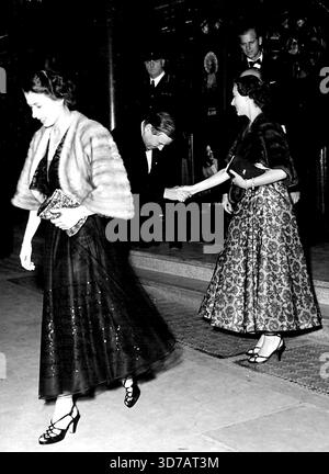 Königin sieht Jungs und Puppen. Die Königin, Prinzessin Margaret und der Herzog von Edinburgh verließen gestern Abend das kolosseum. Gestern Abend gingen ihre Majestät, die Königin, Prinzessin Margaret und der Herzog von Edinburgh ins coliseum Theater, um die sehr beliebte Show 'Guts and Dolls' zu sehen. Juli 1953. (Foto: Paul Popper, Paul Popper Ltd.) Stockfoto