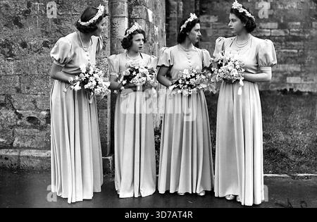 Drei Prinzessinnen sind Brautjungfern bei der Romsey Abbey Wedding : die Brautjungfern bei der heutigen Hochzeit in der Romsey Abbey am Nachmittag. Von links nach rechts die Hon. Pamela Mountbatten, Prinzessin Alexandra von Kent, Prinzessin Margaret und Prinzessin Elizabeth. Die alte Stadt Romsey, im New Forest, war heute (Samstag) en fete. Tausende kamen von weit her, um die Hon. Patricia Mountbatten, 22 Jahre alte Tochter von Viscount Mountbatten aus Burma, zu sehen, die mit Kapitän Lord Brabourne, den Coldstream Guards, in der Abtei Romsey verheiratet war. Drei Prinzessinnen waren Brautjungfern. 26. Oktober 1946. Stockfoto