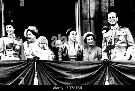 Trooping the Colour - Anerkennung der Anfeuerungen der Menge vom Balkon des Buckingham Palace nach der Zeremonie. L to R: Queen Elizabeth mit Prinz Charles: Queen Mother with Princess Anne the Duke of Gloucester (hinten): Prinzessin Margaret: Prinzessin Alexandra: Und der Duke of Edinburgh. Königin Elizabeth, die ihre Uniform als Oberst der Colsdstream-Garde trug, nahm den Gruß bei der traditionellen Zeremonie des Troopings in der Farbe, die auf der Horse Guards Parade in London stattfand. Juni 1954. (Foto: Sports & General Press Agency Limited). Stockfoto