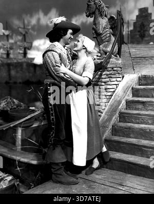 Die Exilanten Charles (Douglas Fairbanks) und Katie (Paule Croset) machen einen Spaziergang durch den Marktplatz, um die Lastkähne zu beobachten. Douglas Fairbanks und Paule Croset, Co-Hauptrollen mit Maria Montez in „The Exile“ (Lyeeum). Dezember 1947. (Foto: Universal-International). Stockfoto