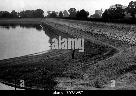 Dürregefahren - Szenen in den Tring-Stauseen in Hertfordshire - nach dem Appell "nutzloses Wasser" erwägt das Metropolitan Water Board ernsthafte Einschränkungen der Versorgung aufgrund der anhaltenden Dürre - die schlimmste seit fast 100 Jahren in England. Der Bischof von London hat alle Kirchen gebeten, für Regen zu beten. Eine allgemeine Ansicht zeigt die niedrige Ebene ***** Zum Behälter. Normalerweise erreicht das Wasser ***** Oben auf dem Ufer. Juni 1954. (Foto: Sport & General Press Agency, Limited). Stockfoto