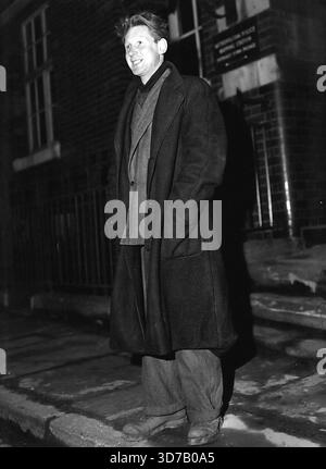 River Police nimmt man vom polnischen Schiff ab - Sydney Cohen vor der englischen Polizeistation, nachdem er seine Freiheit erreicht hatte. Ein Mann meldete sich zuerst als A Stockfoto