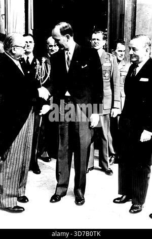 Frankreich begrüßt neuen US-Botschafter - Herr Dillon wird vom französischen Präsidenten Vincent Auriol (links) und Herrn G. Bidault, dem französischen Außenminister (rechts) begrüßt Douglas Dillon, der neue US-Botschafter in Frankreich, ist in Paris angekommen. März 1953. (Foto: Paul Popper) Stockfoto