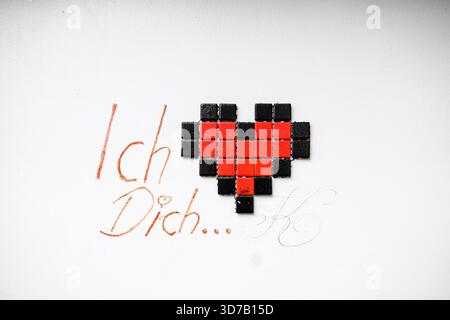 Kachel-Graffiti mit der Aufschrift „Ich liebe dich“ auf Deutsch Stockfoto