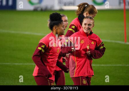 Frankfurt, Deutschland 24. November 2025: Frauen-Fußball-Nationalmannschaft - Training - 24. November 2025 im Bild: Von links Shekiera Martinez (Deutschland), Elisa Senß / Senss (Deutschland) und Lisanne Gräwe / Graewe (Deutschland) während des Trainings in Frankfurt Stockfoto